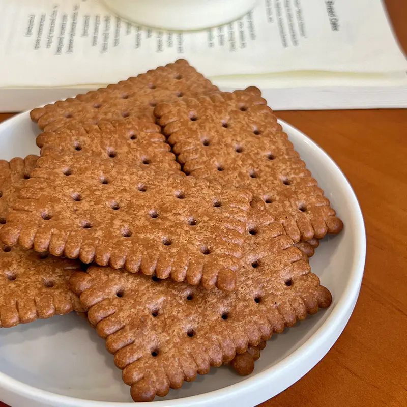 Tejcsokoládé ízű tejes keksz