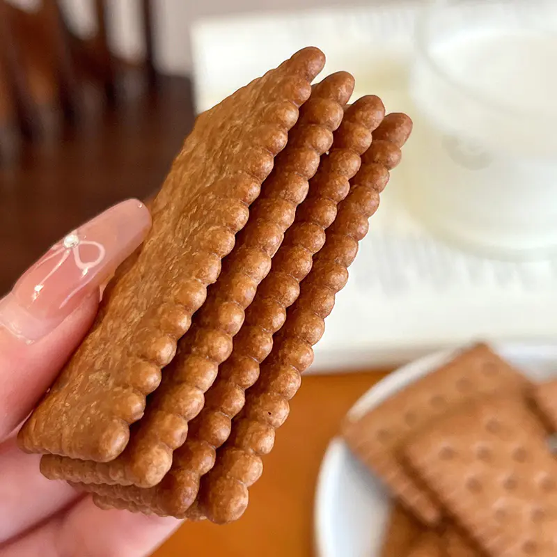 Tejcsokoládé ízű tejes keksz